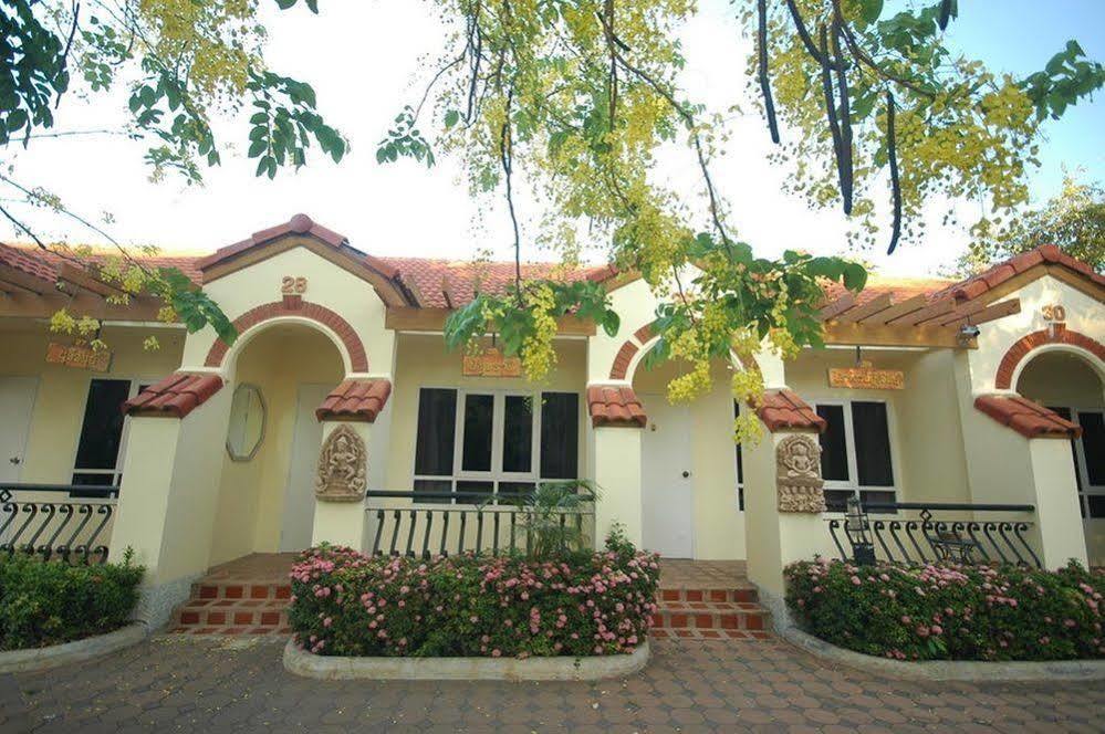 Lopburi Inn Hotel Extérieur photo