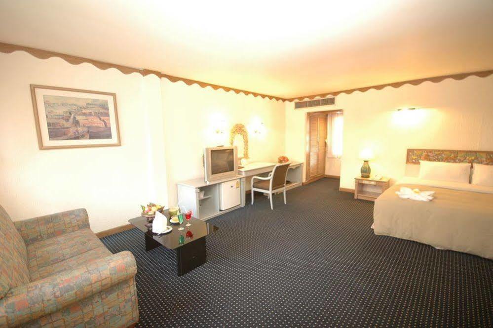 Lopburi Inn Hotel Extérieur photo